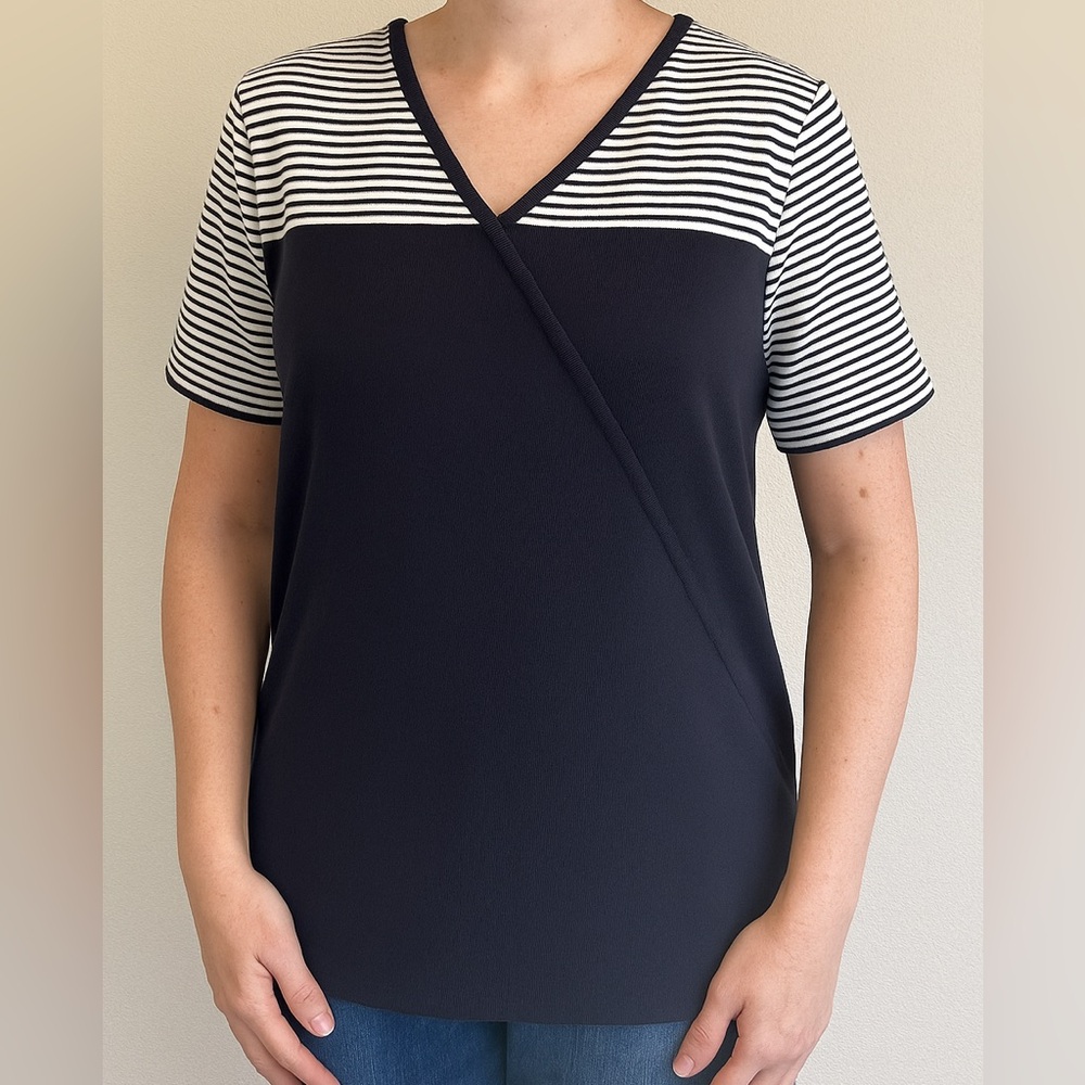 Exclusively Misook Navy and White V-Neck Short Sleeve Top‎ Sz XL